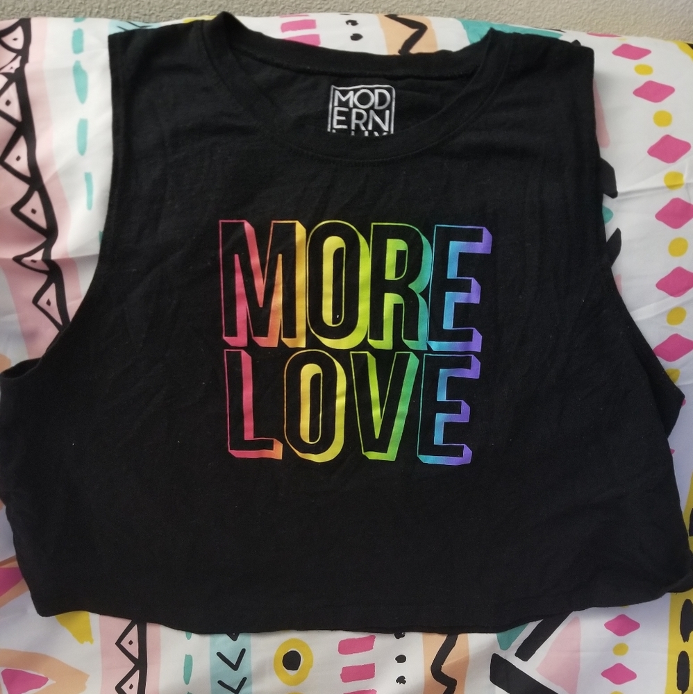Sleeveless crop top "Love More"
